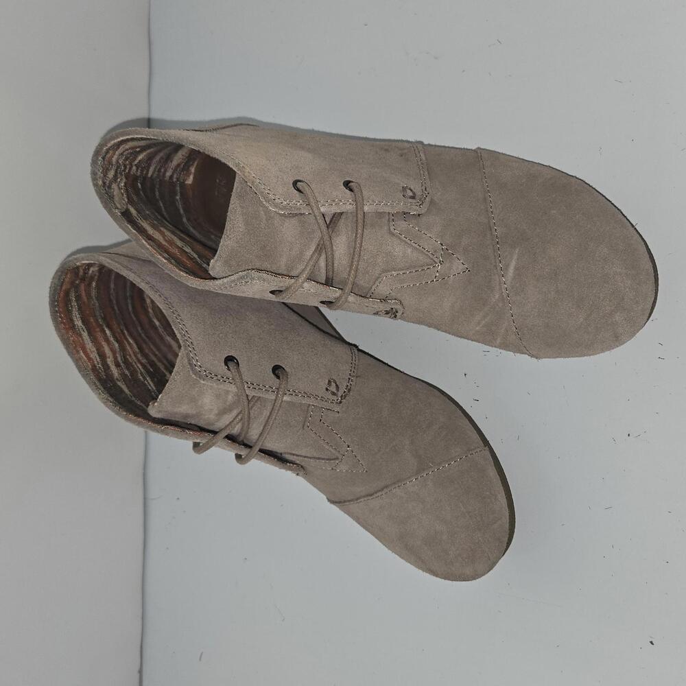0249 Toms Boots Desert Ankle Booties Taupe Suede Lace Up Wedge Heels Size 8.5W‎